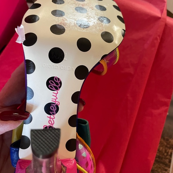 SOLD

VINTAGE Betsey Johnson / BETSEYVILLE ! Shoes 7 1/2 Pristine ! - Picture 5 of 5